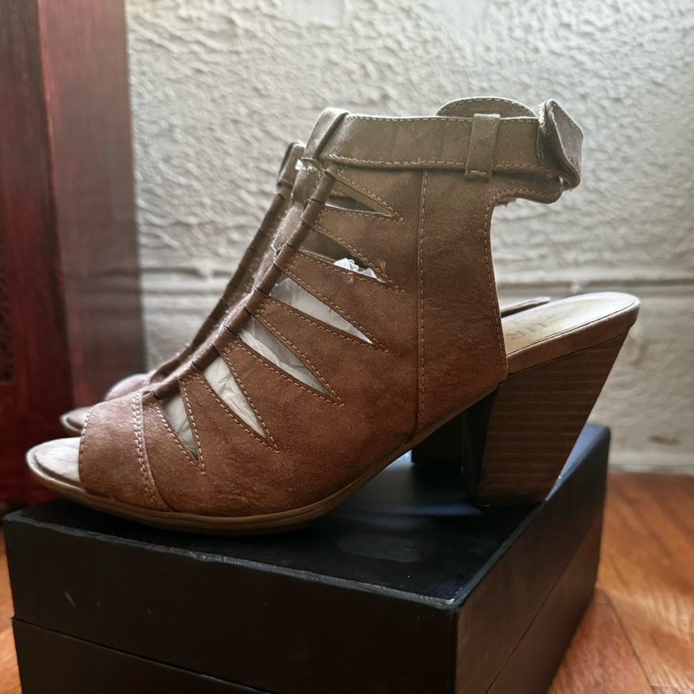 Naturalizer Talan Tan Sandals size 7.5